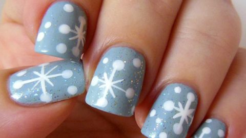 بالخطوات: نجمة الكريسماس تزين أظافرك بالعطلات