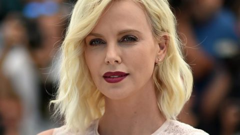 CharlizeTheron بأحمر شفاه أحمر عنابي في مهرجان كان 2016
