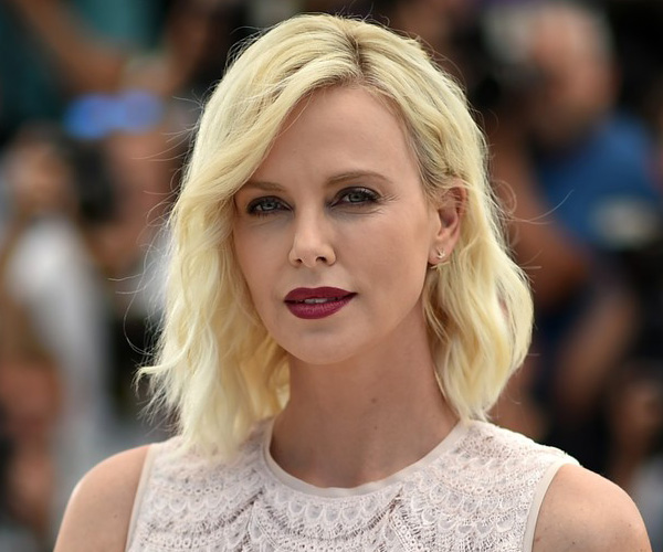 CharlizeTheron بأحمر شفاه أحمر عنابي في مهرجان كان 2016