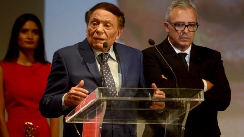 بالفيديو: قبلة سينمائية من عادل إمام لمذيعة مهرجان قرطاج ونجم تونسي يرد