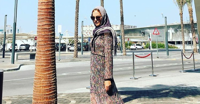 مريم أوزرلي بالحجاب في الإمارات من أجل معرض حريم السلطان