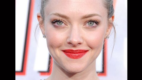 Amanda Seyfried بأحمر شفاه أحمر لامع