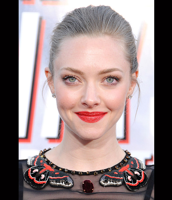 Amanda Seyfried بأحمر شفاه أحمر لامع