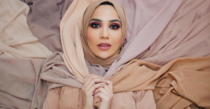أول محجبة تشارك في إعلان مستحضرات لوريال للشعر