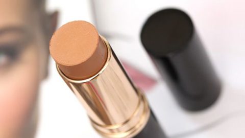 الطريقة المثالية لتطبيق كريم الأساس“   Stick“