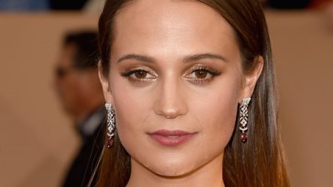Alicia Vikander بمكياج عيون بني مع احمر شفاه نيود في حفل ساج 2016