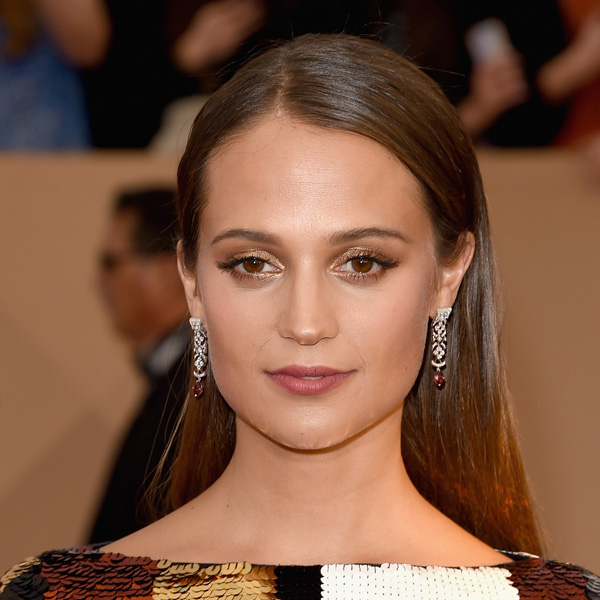 Alicia Vikander بمكياج عيون بني مع احمر شفاه نيود في حفل ساج 2016