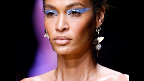 مكياج عيون جرافيكي بالأي لاينر الأزرق من Versace