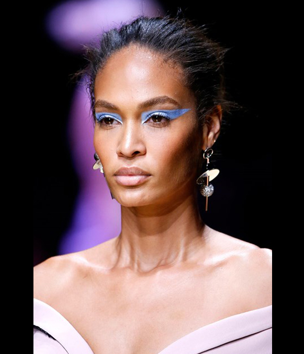مكياج عيون جرافيكي بالأي لاينر الأزرق من Versace