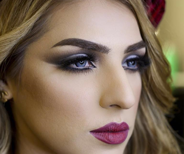 مكياج عيون دخاني مع أي لاينر أبيض وأحمر شفاه أرجواني مطفأ من معصومة هاشم