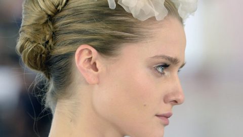 إكسسوار شعر على هيئة وردة من التل لعروس ربيع 2016 من Oscar de la Renta