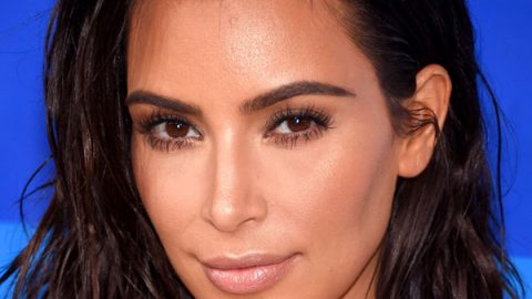kim kardashian بتسريحة شعر ومكياج طبيعي في حفل MTV 2016
