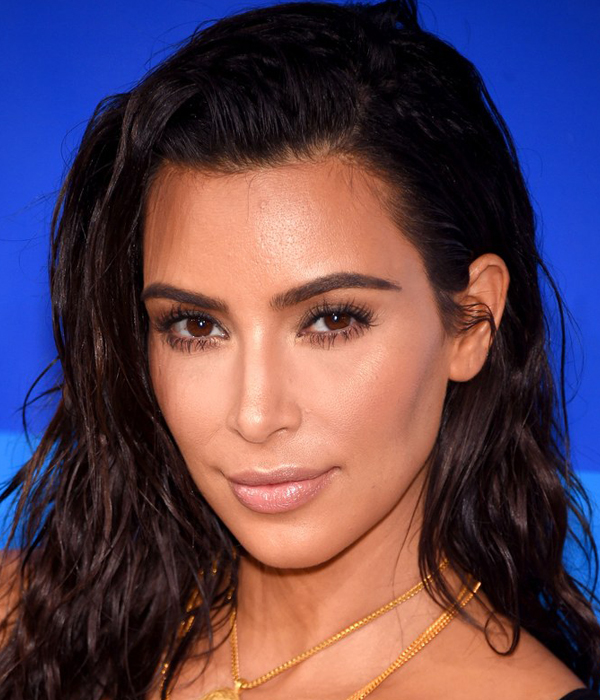 kim kardashian بتسريحة شعر ومكياج طبيعي في حفل MTV 2016