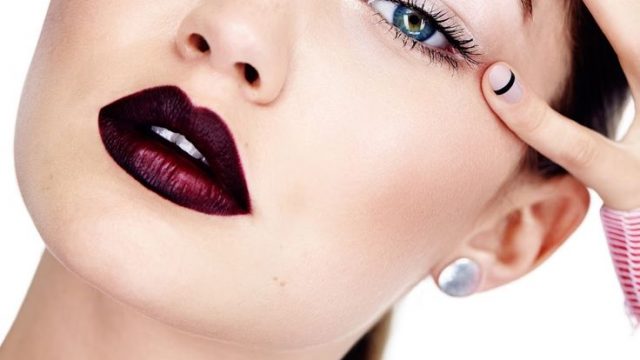 ظلال جفون أبيض مع أحمر شفاه أحمر داكن 2015