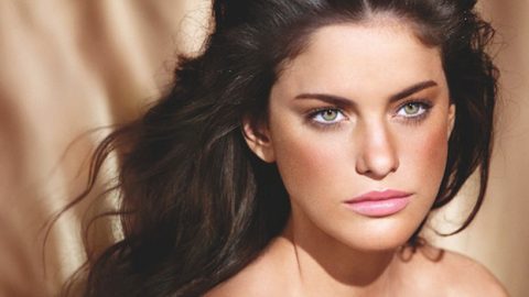 الطريقة الصحيحة لاقتناء البرونزر وفقًا للون بشرتك