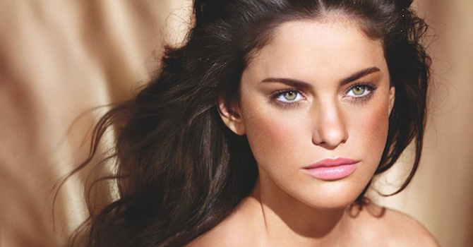 الطريقة الصحيحة لاقتناء البرونزر وفقًا للون بشرتك