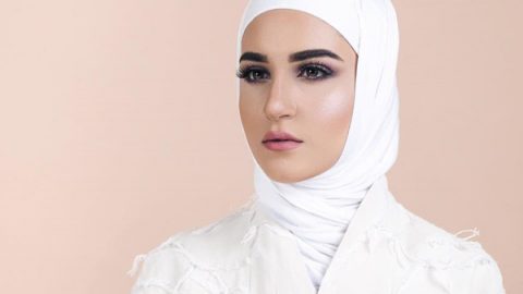 دلال الدوب بمكياج عيون دخاني وردي مع احمر شفاه نيود