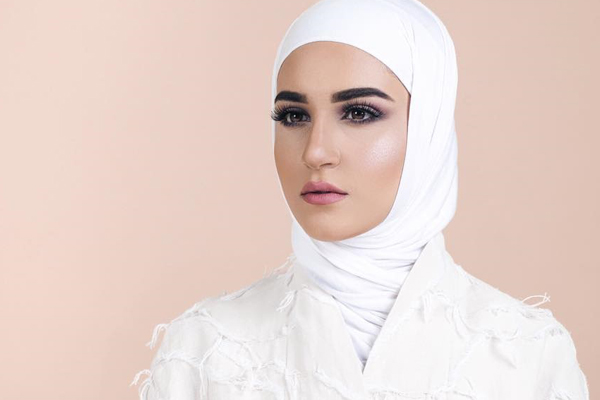 دلال الدوب بمكياج عيون دخاني وردي مع احمر شفاه نيود