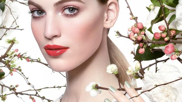 أحمر شفاه أحمر زاهي من شانيل ربيع 2015