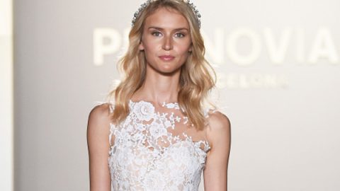 تسريحة شعر مموجة مزينة بتاج مرصع بالفصوص من pronovias خريف 2017