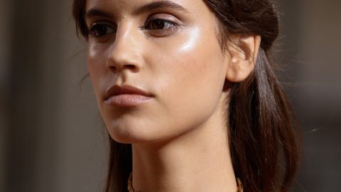 تسريحة شعر مزينة بتاج ذهي بتصميم عصري شتاء 2016