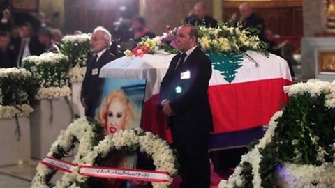 بكاء وابتسامات النجوم في جنازة الشحرورة صباح