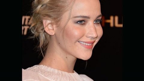 Jennifer Lawrence بتسريحة الجديلة الجانبية للشعر القصير