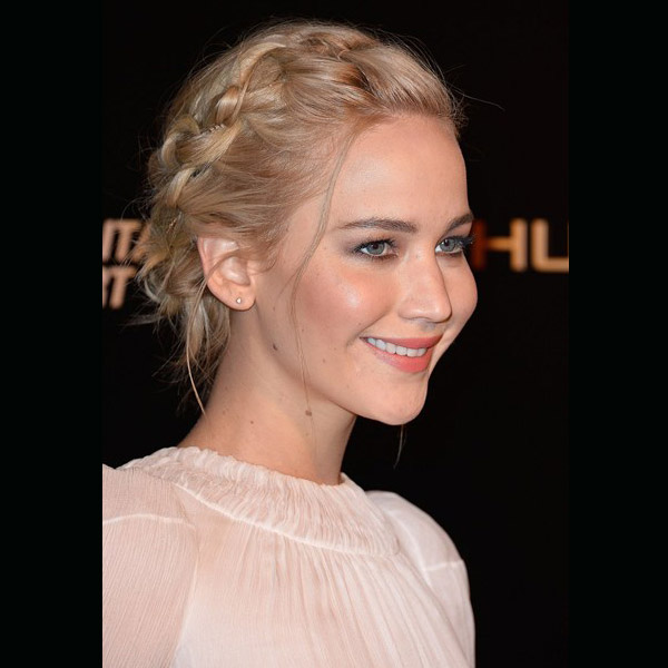 Jennifer Lawrence بتسريحة الجديلة الجانبية للشعر القصير
