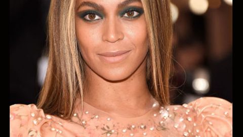 beyonce بتسريحة شعر أنسيابية ومكياج عيون دخاني في حفل met gala 2016