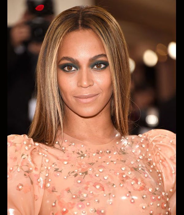 beyonce بتسريحة شعر أنسيابية ومكياج عيون دخاني في حفل met gala 2016
