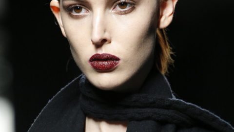 أحمر شفاه بمزيج الأحمر الداكن والبني من Bottega Veneta خريف 2016