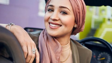 أول مدونة محجبة في أحدث حملات مجوهرات بانادورا الدعائية