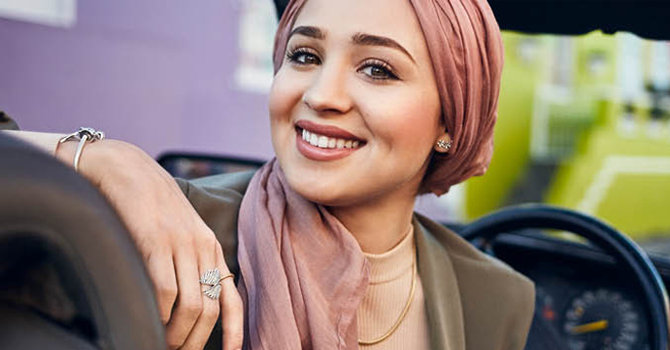 أول مدونة محجبة في أحدث حملات مجوهرات بانادورا الدعائية