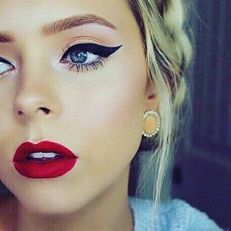اي لاينر عيون القطة مع احمر شفاه احمر