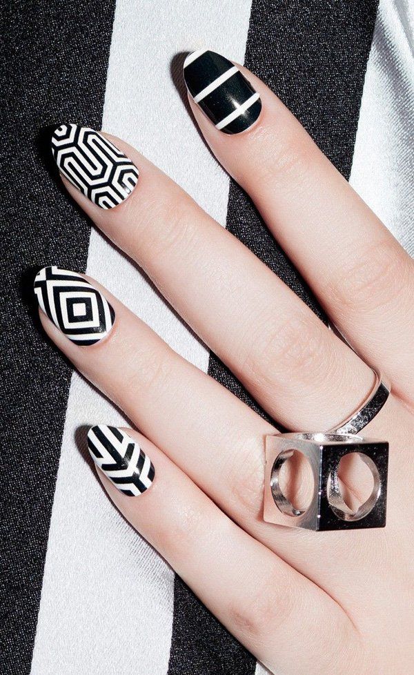 موضة nail art باللون الابيض والاسود 2015