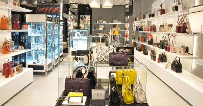 جس يفتتح متجراً بديكور جديد باللون الأبيض في الظهران