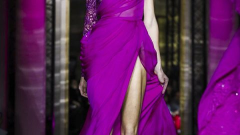 فستان أرجواني بكتف مائل من زهير مراد هوت كوتور ربيع 2017