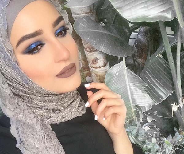 الفاشينيستا دلال الدوب بمكياج عيون أزرق