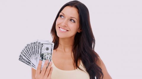 4 أخطاء ترتكبيها عند إنفاق المال