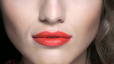 مكياج عيون كريمي مع احمر شفاه برتقالي لربيع وصيف 2015