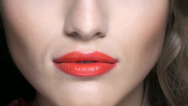 مكياج عيون كريمي مع احمر شفاه برتقالي لربيع وصيف 2015