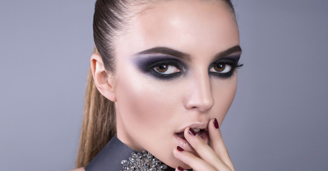 توقفي عن إضرار بشرتك بعادات المكياج الخاطئة