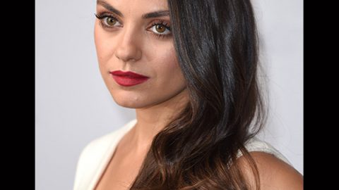 Mila Kunis بأحمر شفاه أحمر عميق