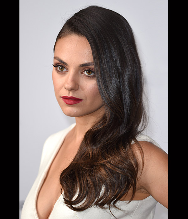 Mila Kunis بأحمر شفاه أحمر عميق