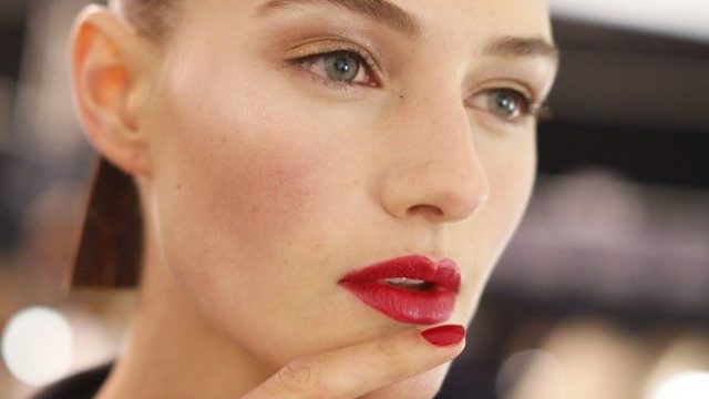 أحمر شفاه أحمر من كارولينا هيريرا ربيع 2015