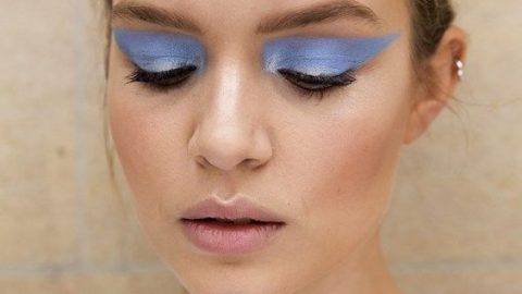 رسمة عيون مجنحة بالظلال اللبني مع شفاه نيود من فيرساتشي كوتور 2017