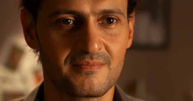 النجوم بجوار رامز جلال بجنازة والده رغم مقالبه