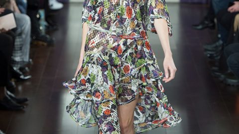 فستان بطباعات الزهور من Jason Wu بأسبوع نيويورك شتاء 2018