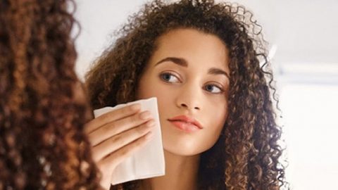 تجنبي إستخدام المناديل المبللة لإزالة المكياج لهذة الأسباب
