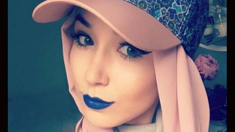 الفاشينيستا نبيلة بحمرة شفاه زرقاء